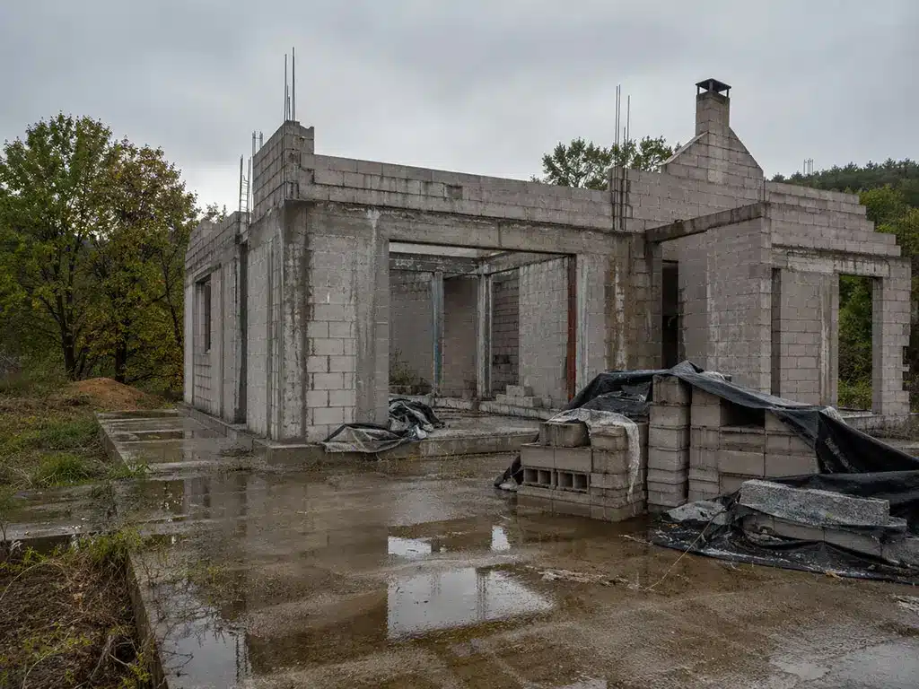 Chantier abandonné se dégradant sous les intempéries